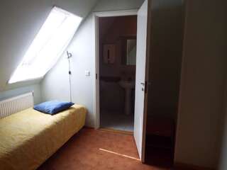 Хостелы Kuremäe Hostel Куремяэ Двухместный номер с 2 отдельными кроватями и собственной ванной комнатой-9